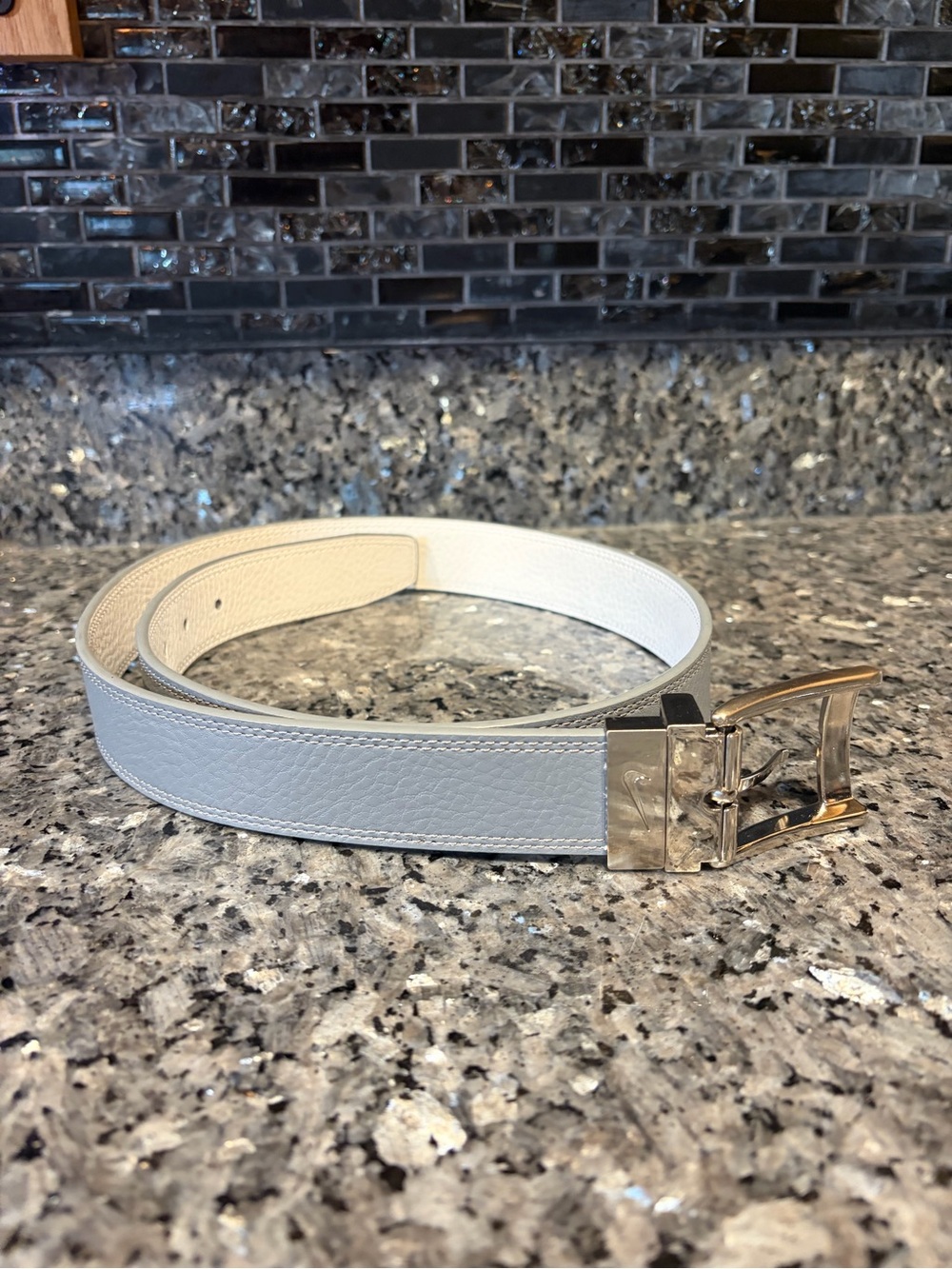 Nike Men's Reversible Leather Belt White Gray Size 38 Solid Logo Buckle EUC Golf